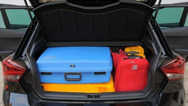 Имайки предвид размерите (дължина 406 см, ширина 178 см и височина 145 см), багажникът на испанската кола хич не е лош. Той има минимален обявен капацитет от 355 литра и максимален от 1165. 

Всичко това благодарение на новата платформа на Volkswagen Group, която дава нови 63 литра в сравнение с предишното поколение. Регулируемо по височина дъно (в пакета Storage). е практично, а изработката е много добра.